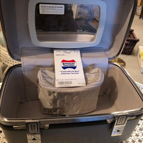 American Tourister Train Case - Picture 3 of 3